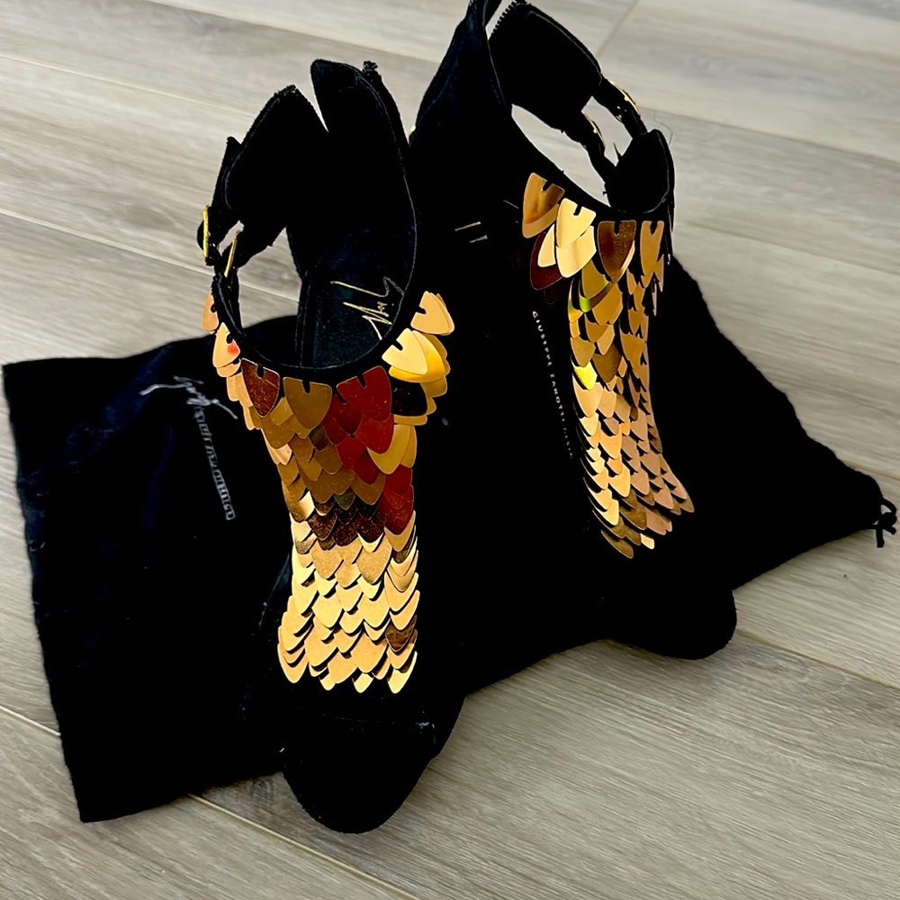 Suede Giuseppe Zanottie Pumps